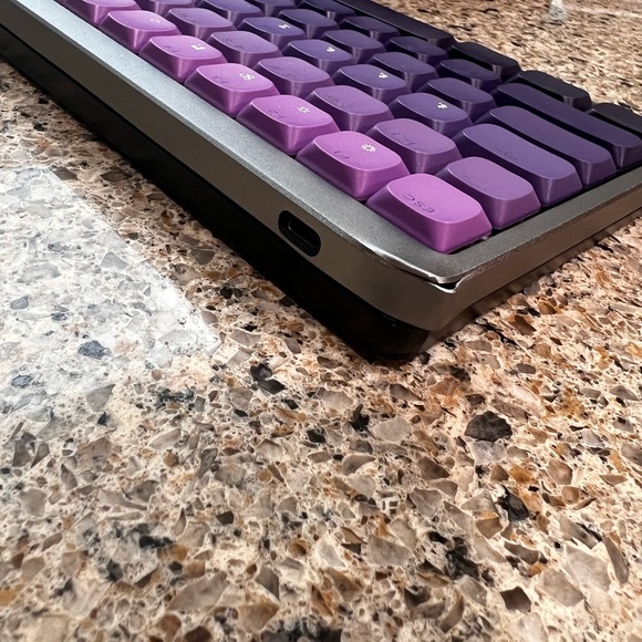 Costom L75 low profile mechanical keyboard, used and slight cosmetic damage. - Picture 4 of 9